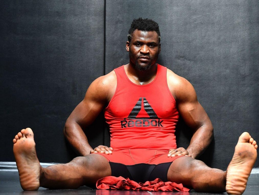 退役后的奥尼尔体型仍是比较胖,纳干诺的身材仍保持得很不错