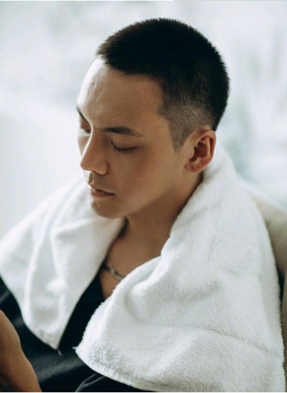 陈伟霆剃头圆寸侧颜杀荷尔蒙炸裂
