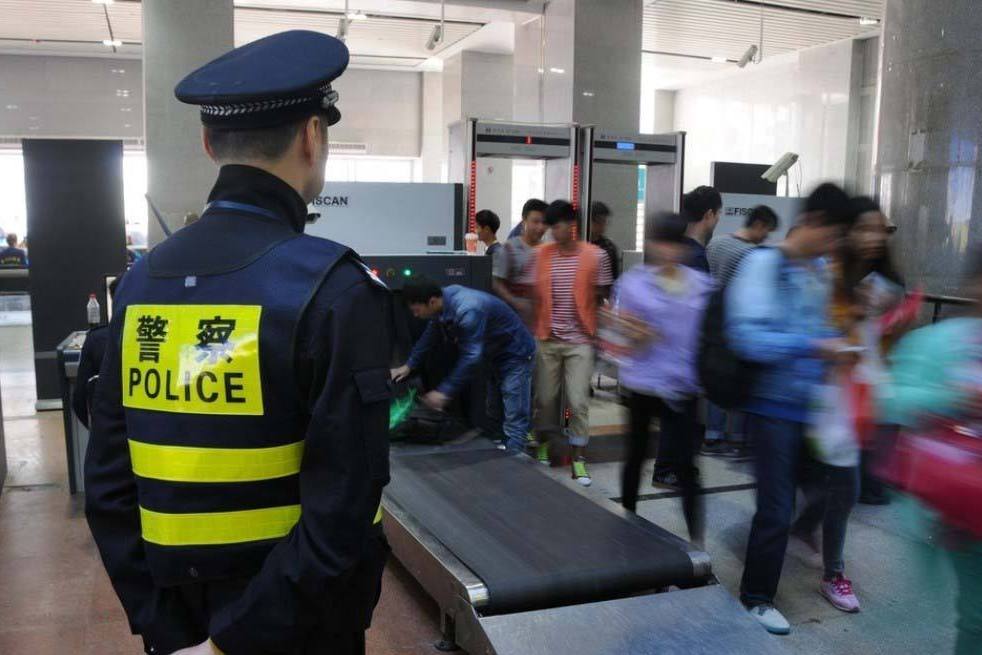 佛山西站安检口一男子对安检美女动手动脚最后被带走调查