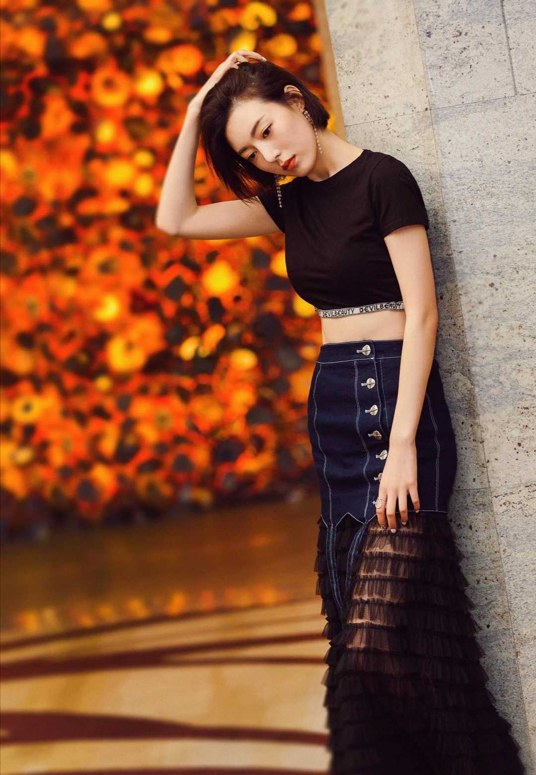 原创何美璇身材太好了一件白色西服搭配白色短裤凹凸有致魅力十足