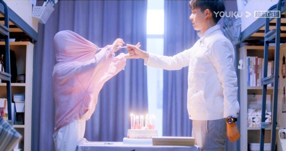 可就在林兮迟当天要表白的时候,许放直接问她一句