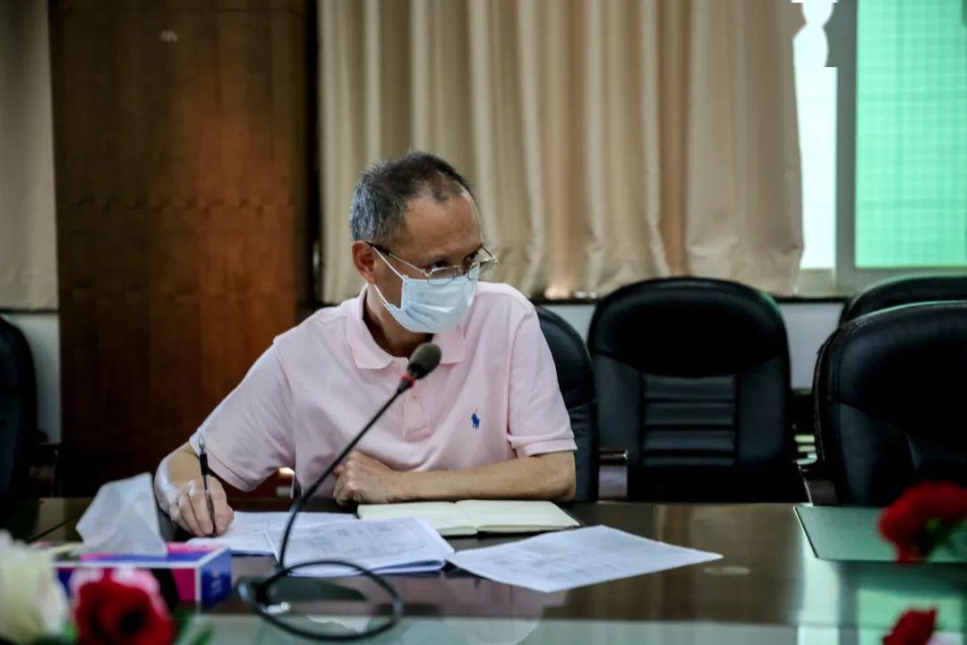 的要求,4月17日上午观澜二中张庆文校长主持召开了疫情防控模拟演练