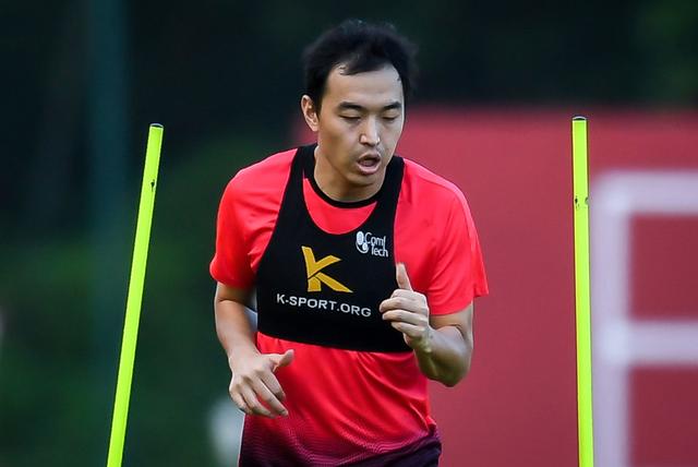 那家上海媒体在结束了冯潇霆的采访后,便就球队训练量大