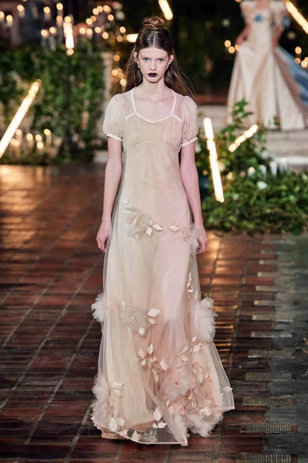 翻了翻各大品牌的走秀图,小编注意到,棉布,文艺风格的连衣裙又要回归