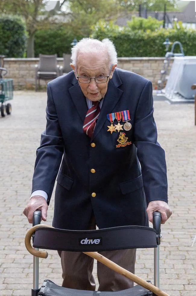 丁俊晖教女儿打球,奥沙利文点赞99岁二战老兵._穆尔