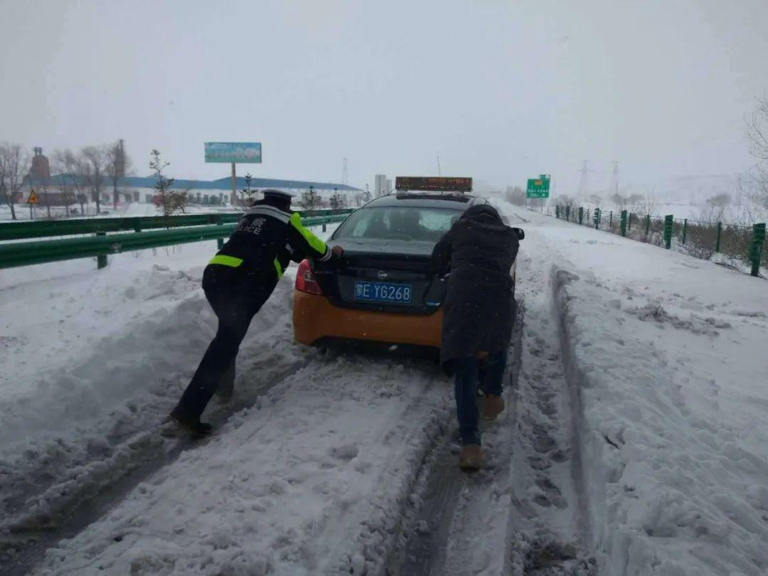 暖雪天救援丨呼倫貝爾交警勠力同心戰風雪