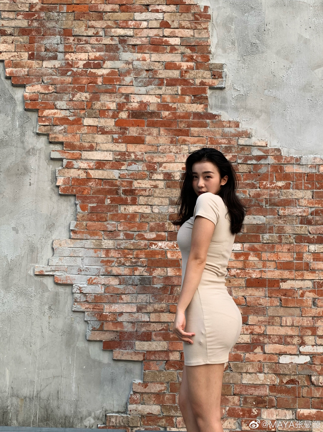 nba美女主播张曼源为支持强壮男友从小清新变成欧美范