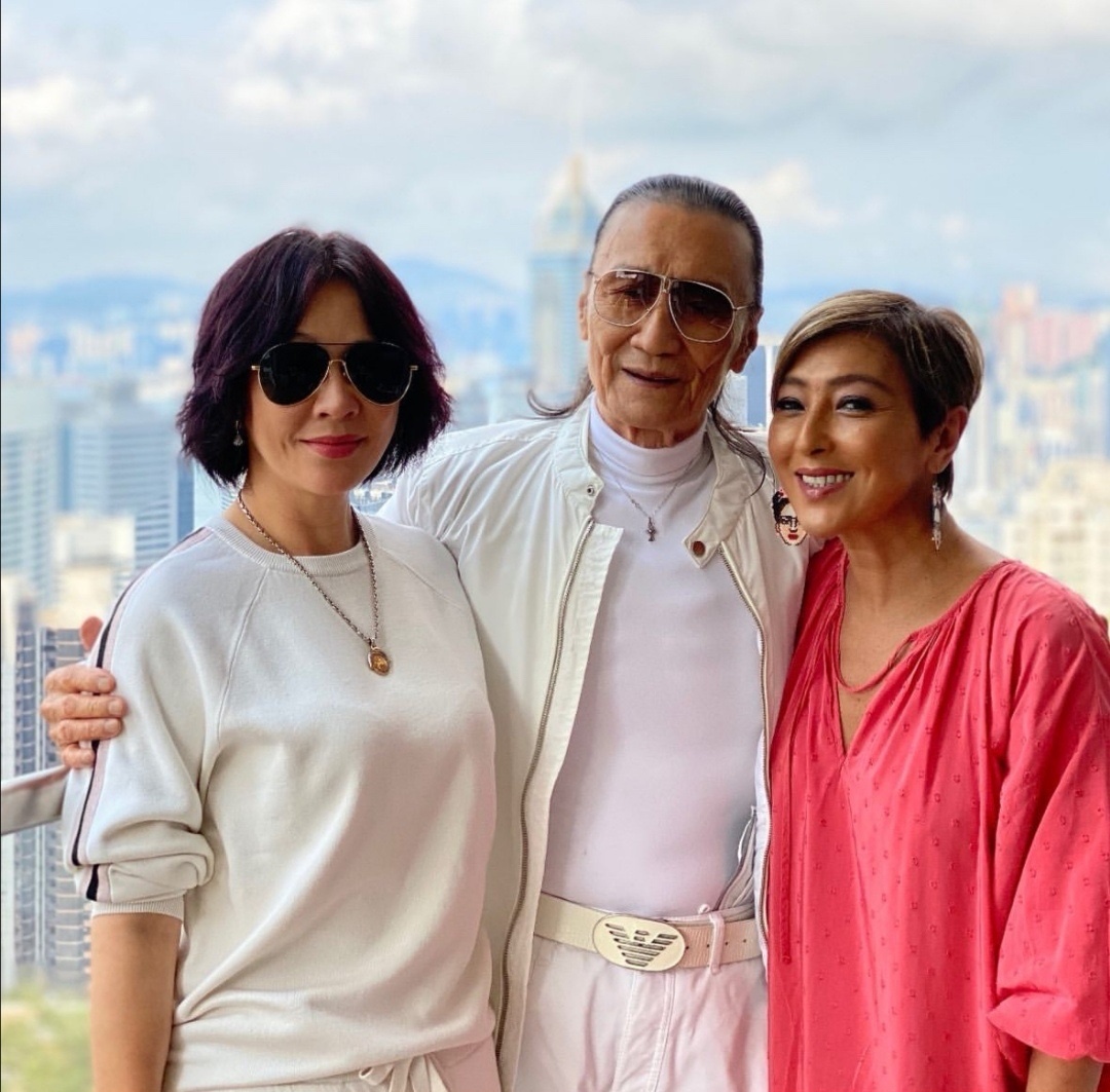 原创刘嘉玲年过半百更有气质和谢贤合照气势不输运动服穿出优雅范