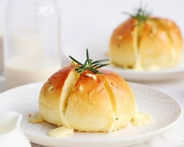 新晋网红:"蒜你狠"-蒜香奶酪包,超火安利!_面包