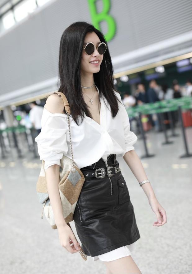 奚梦瑶穿衣随意白衬衫领子一歪秀出好身材裙子还没上衣长