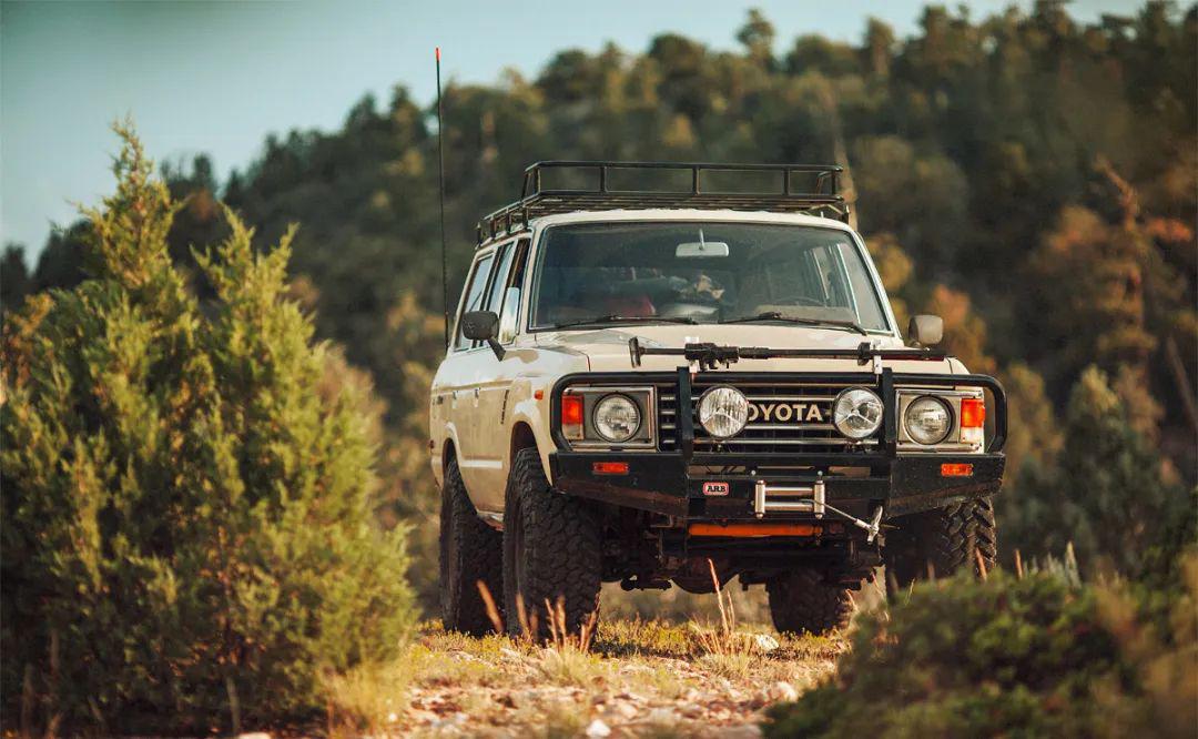 于越野人更加熟悉的80和100系列,其实fj60是最早进入国内的丰田越野车