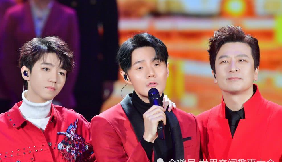 李荣浩晒合照感觉被绑架,王俊凯让其眨眨眼,粉丝神评论扎心!_于毅