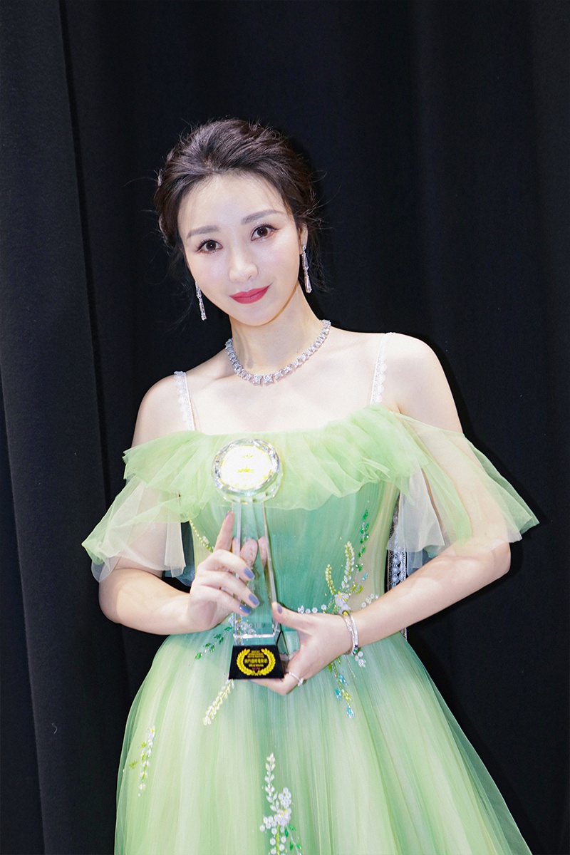 柳岩凭受益人获澳门国际电影节最佳女主角自信优雅露香肩