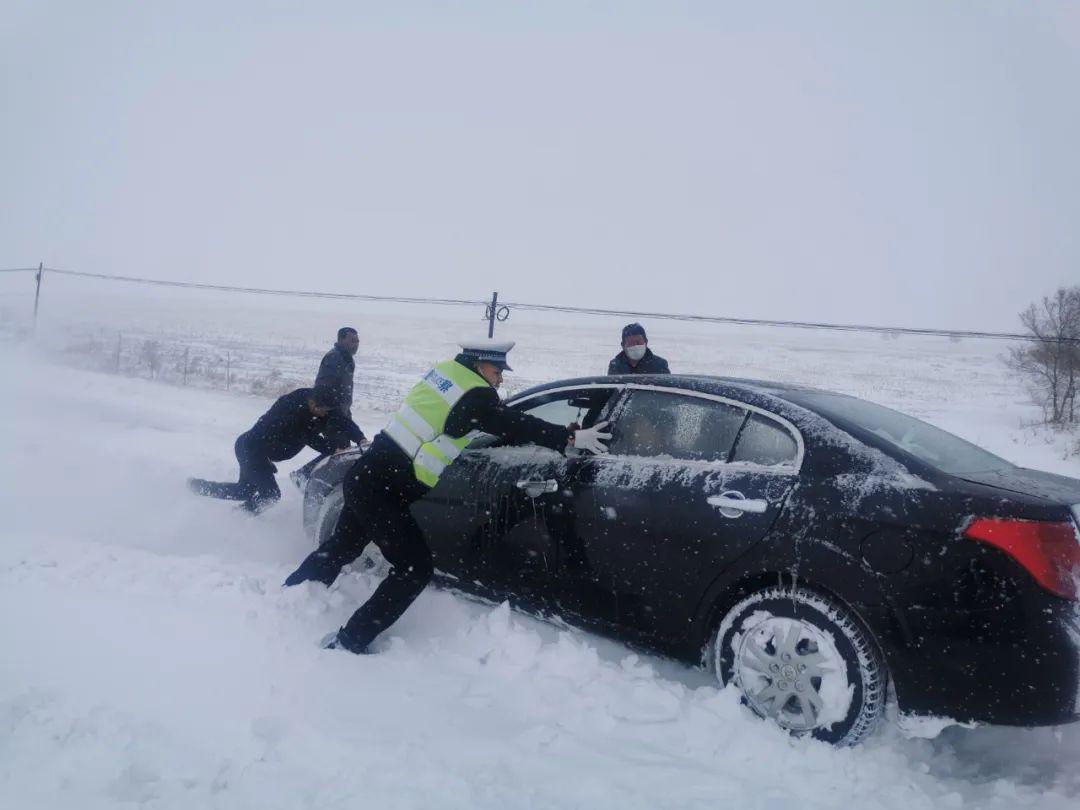 市气象台接连发布暴雪橙色预警,寒潮黄色预警,大风蓝色预警,道路结冰