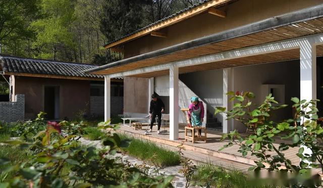 几年前,北京一家民宿企业看中了山林间的黄茆屋,青瓦片和夯土墙,于是