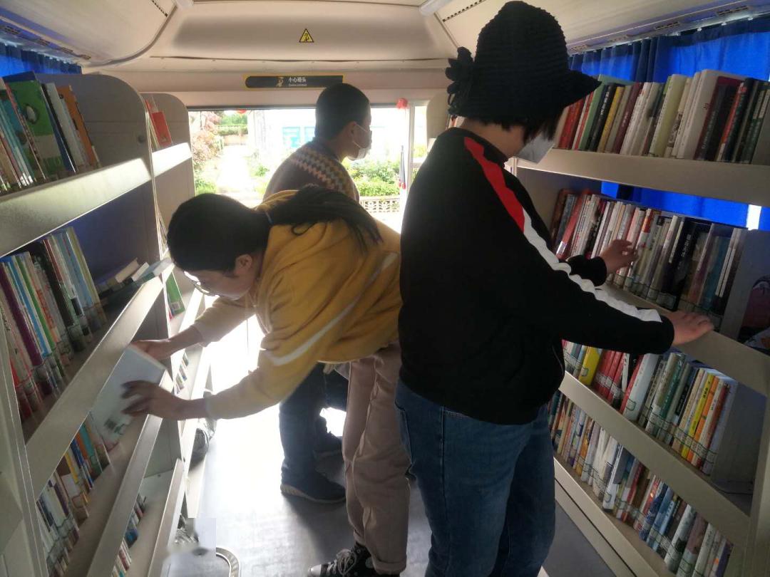 图书流动服务车开进机关乡村