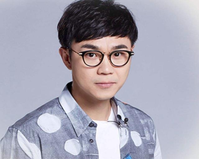 大鹏考上吉林建筑大学管理专业,名字也从董大鹏改为董成鹏,但朋友们