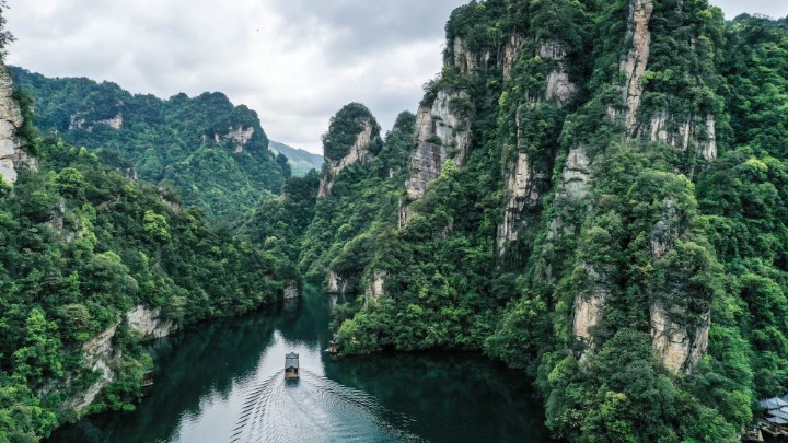 湖南张家界:碧水清波漾轻舟