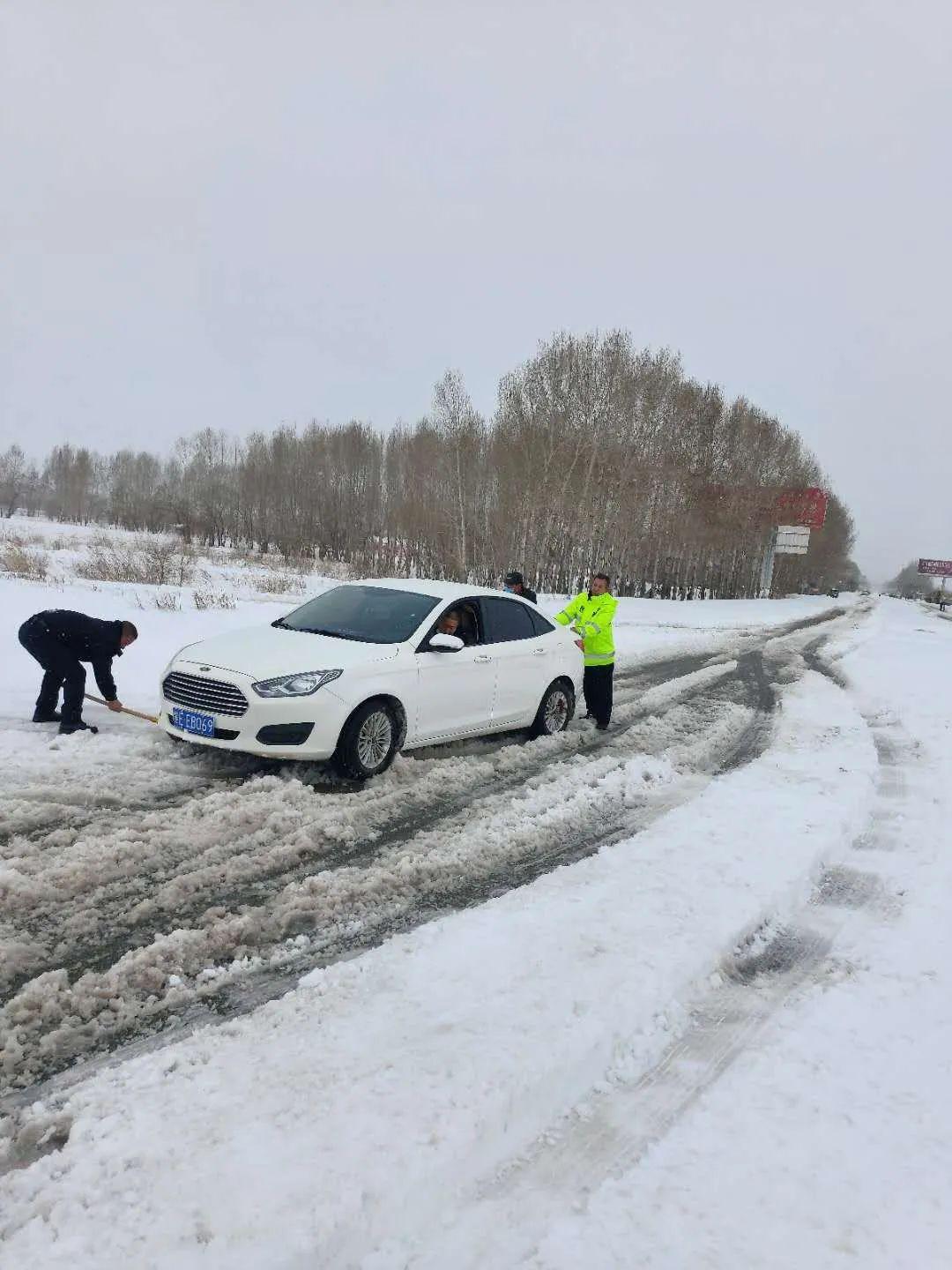 受冰雪天气影响,道路结冰严重