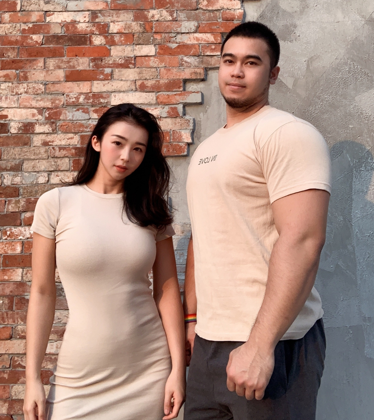 nba美女主播张曼源为支持强壮男友从小清新变成欧美范