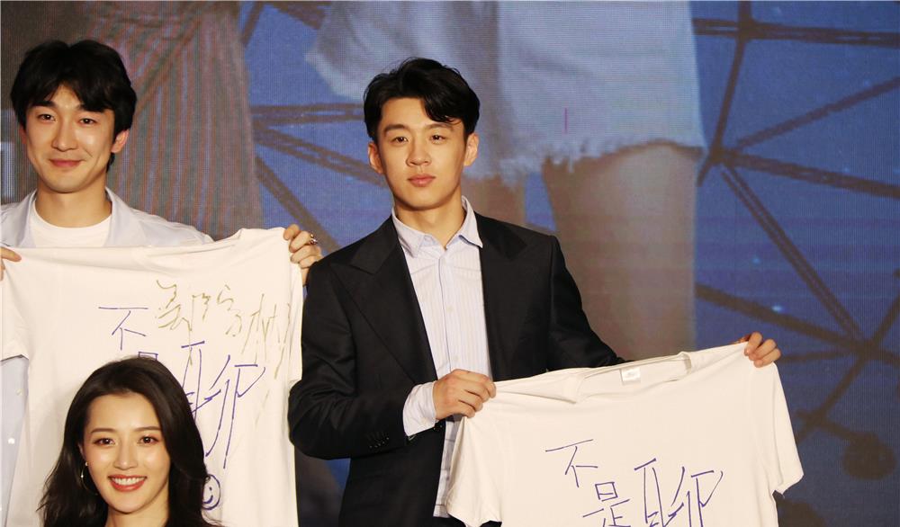 原创青春斗发布会多金男苏鑫感谢赵宝刚导演贴金