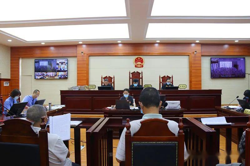 扫黑除恶丽江华坪运用云上法庭审理郭某某等52人涉黑案