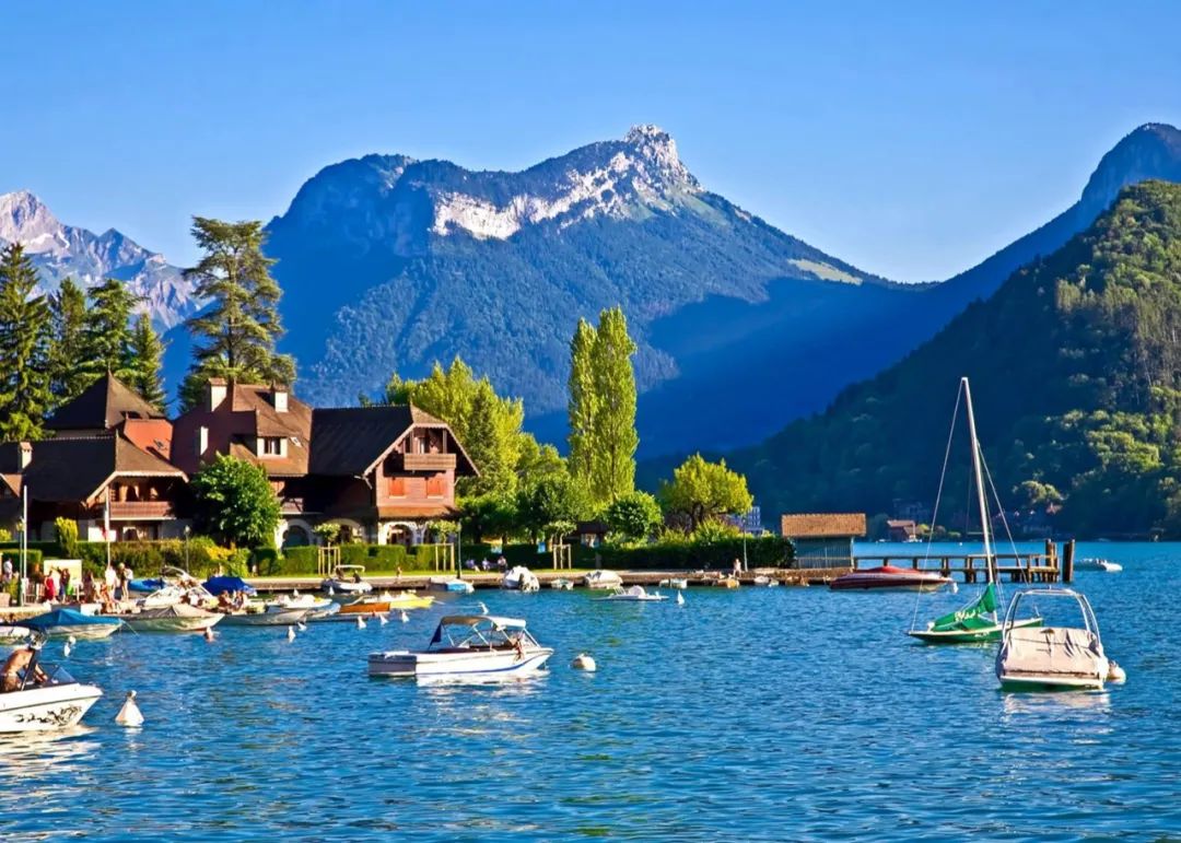 安纳西位于阿尔卑斯山脚下,面朝安纳西湖,紧邻瑞士日内瓦,四季阳光