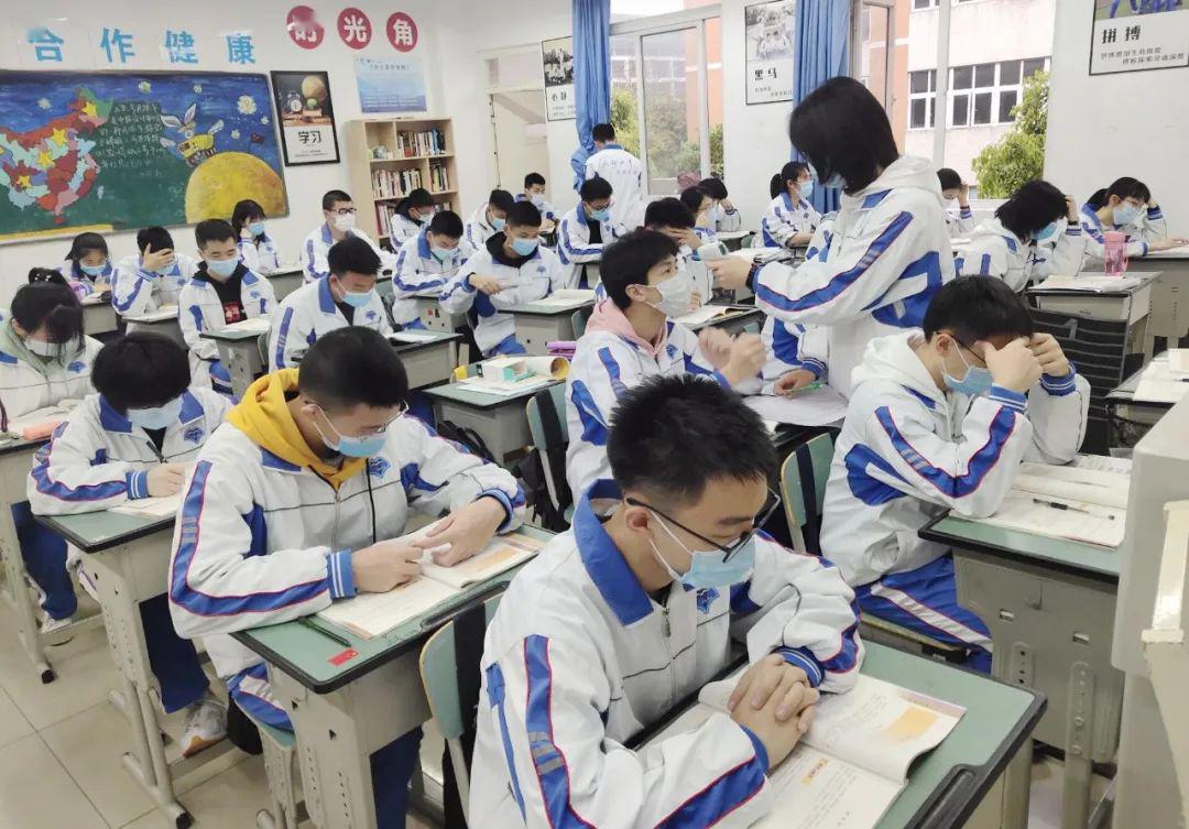 草长莺飞学子还归成都七中实验学校初二学生复课记