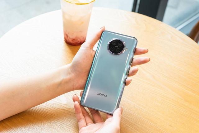 小姐姐用oppo ace2玩游戏,感叹这几点和iphone有明显区别