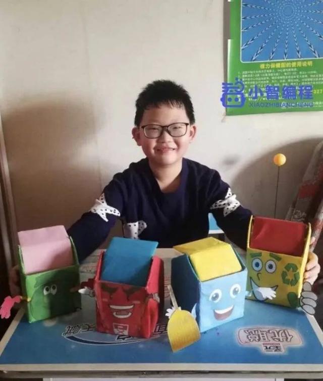 成安小学生真棒把废旧纸箱变身垃圾桶