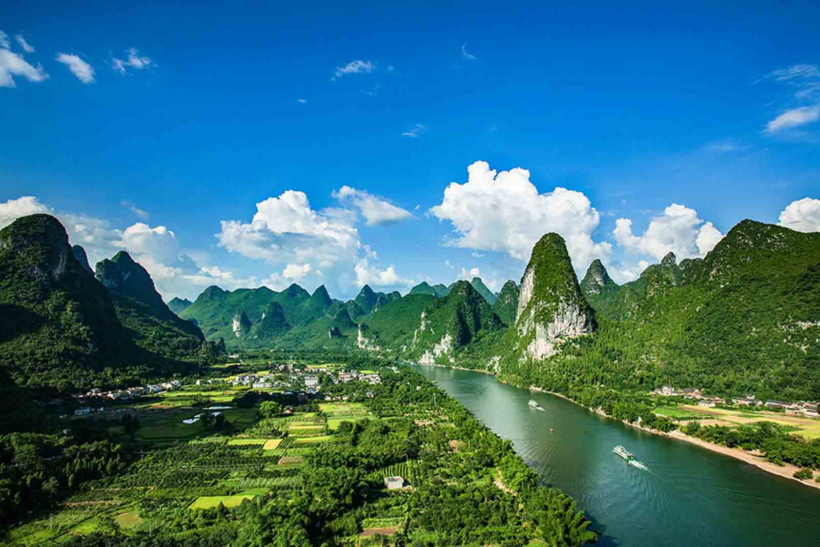 漓江风景名胜区位于广西桂林市漓江流域西南面区域,是漓江流域喀斯特