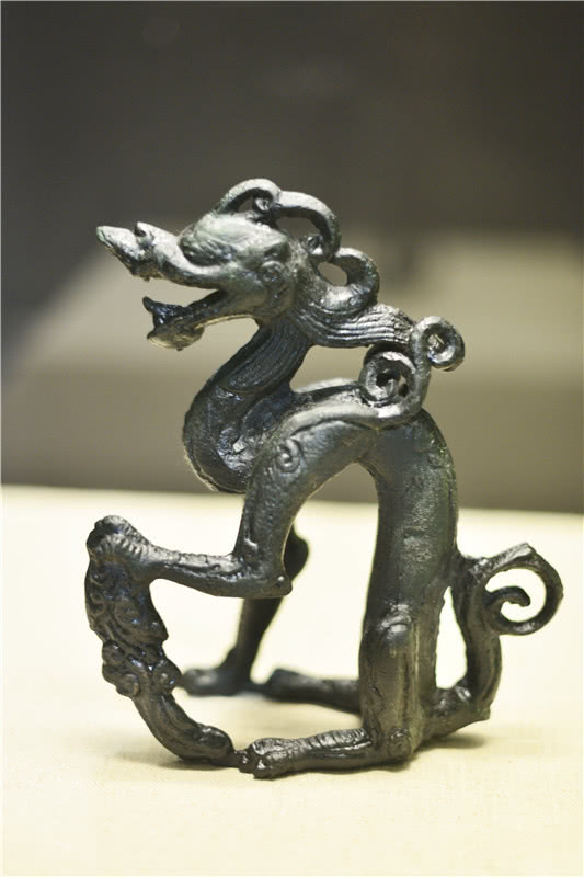 老汉城墙遗址挖出一条青铜龙放家里有凄厉怪声最终捐献给国家