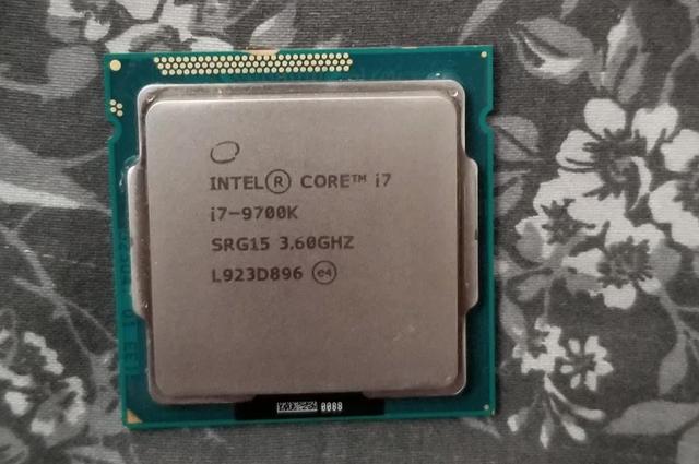 比如说如下图所示,一颗i7 9700k,上方的假货字样要比真货粗一些,当然