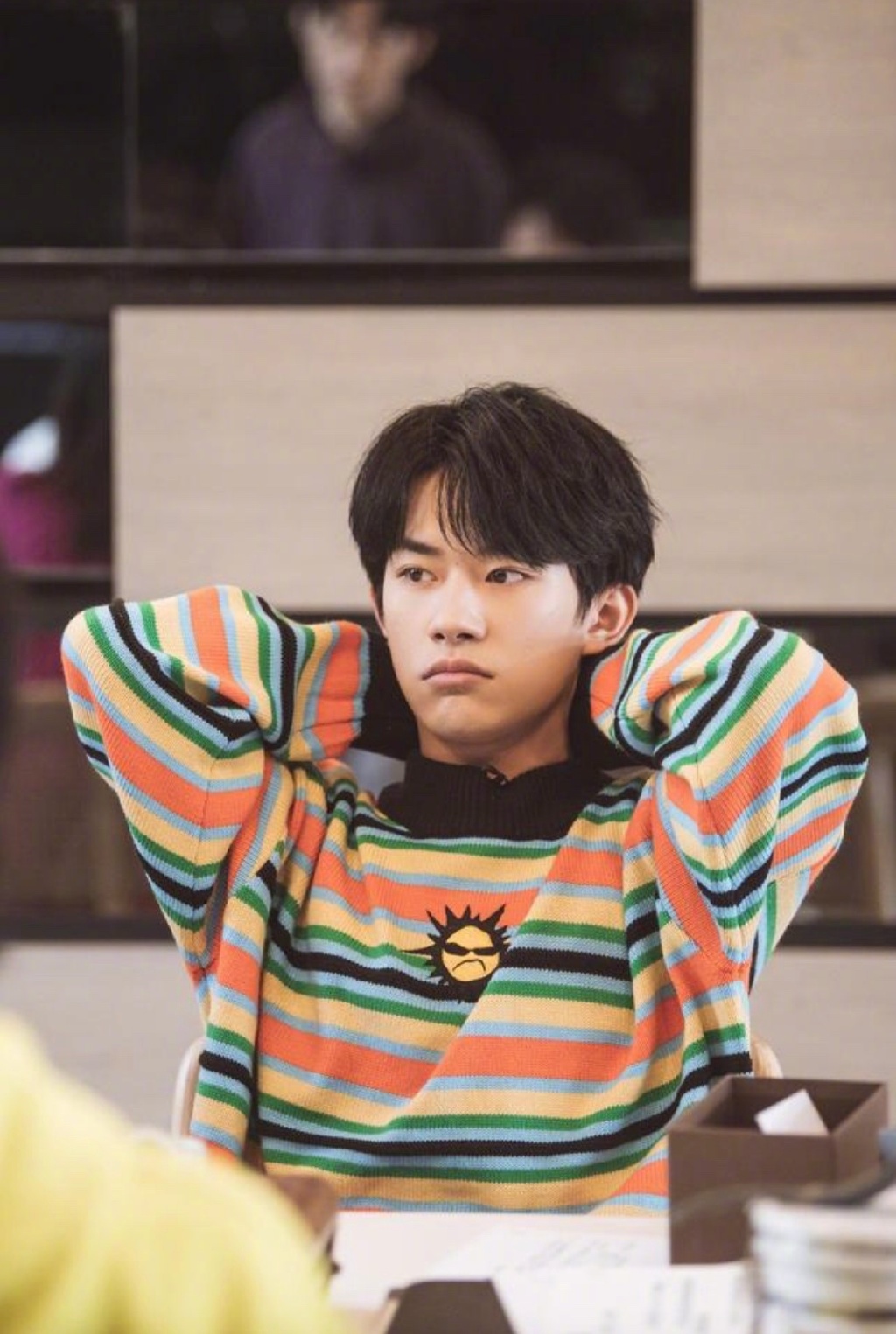 易烊千玺彩色毛衣造型!梨涡可爱元气,帅气逼人