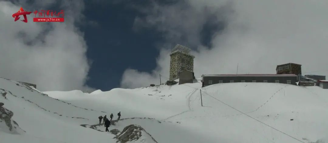 则里拉哨所自从建哨所以来,在封山期第一次迎来两名女兵,哨所全体官兵