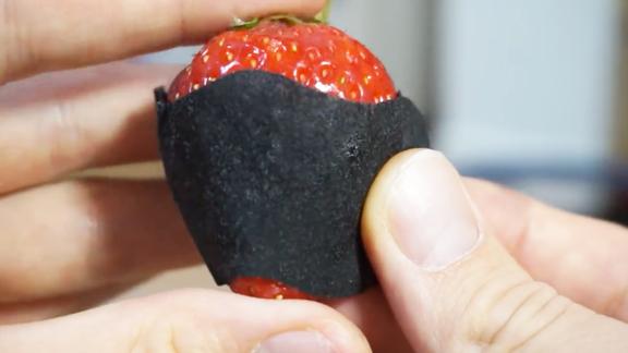 日本男子吃草莓非要去籽,偷来女友黑头鼻贴,揭开那一刻太酸爽!