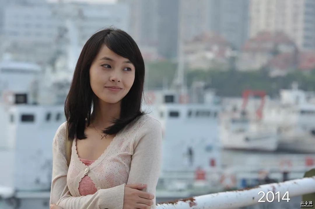 《青年医生》中的艾小天,短发更加稚嫩了一些,张佳宁的唇有些外翘,也