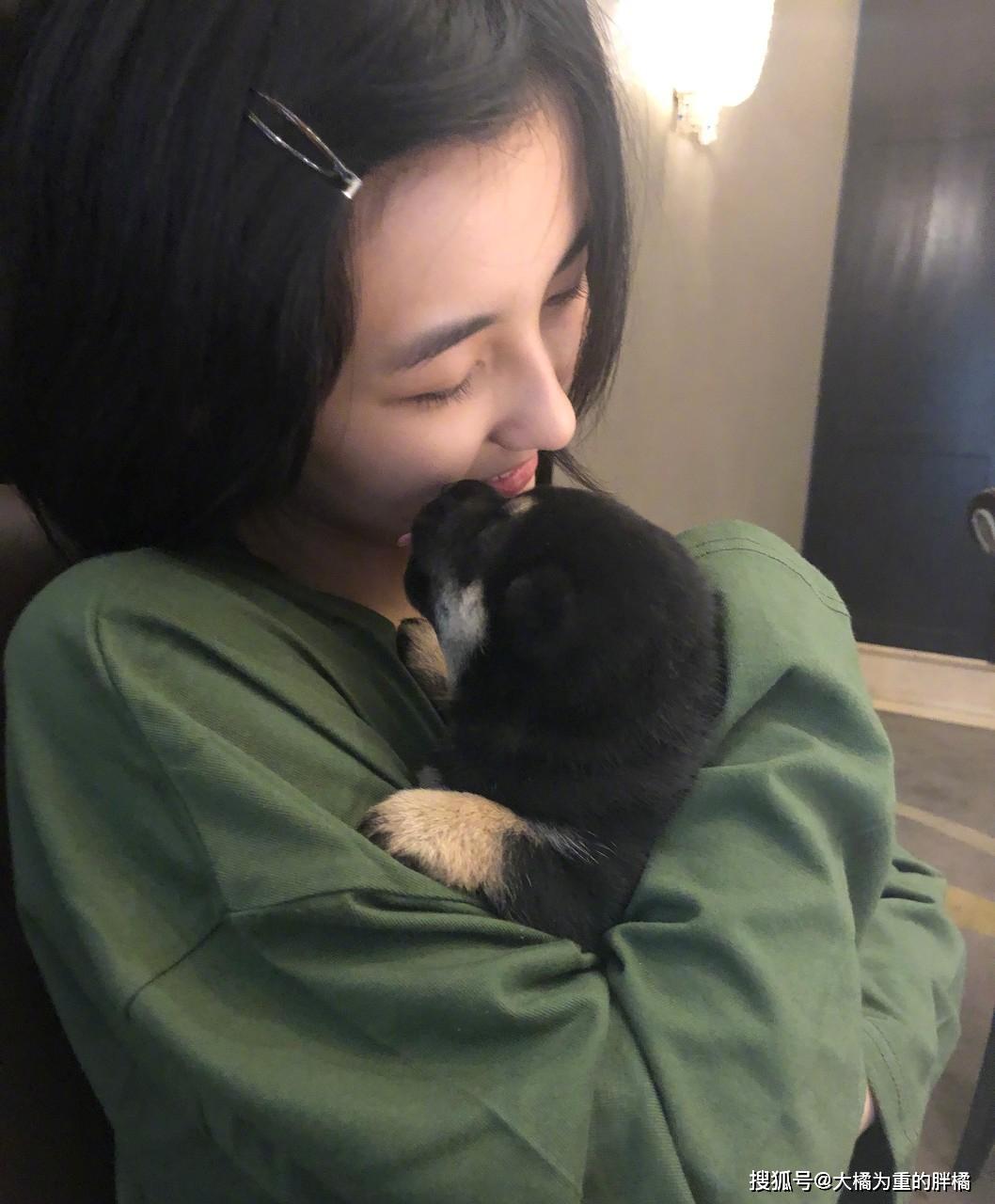 原创张子枫怀抱爱宠拍摄生活照粉丝见了很喜爱人美心更美