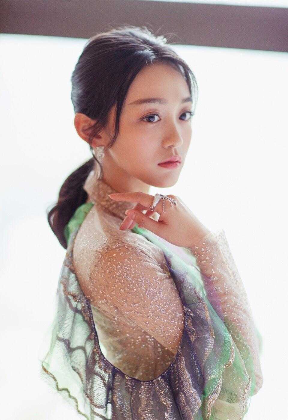 原创何泓姗穿衣品味在线身穿一件翻领银线礼服时尚靓丽少女感爆棚