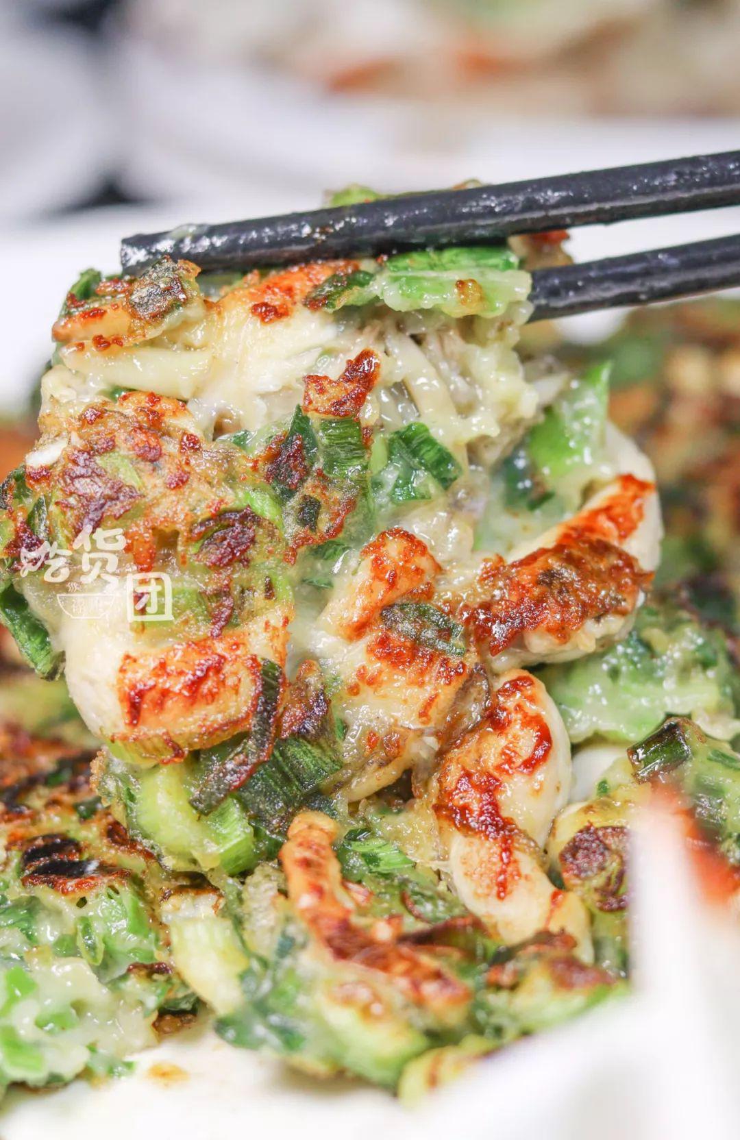 这份绿油油的蛏抱蛋加了我爱的韭菜整个蛋饼看起来更厚实了