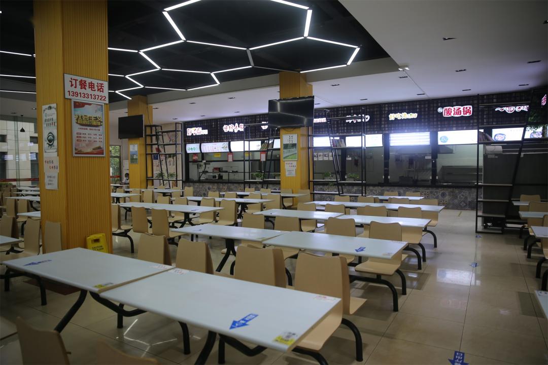 食堂已全面消杀,实现路线分离,并按照一人一桌方向统一摆放桌椅.