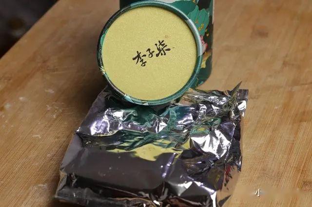 李子柒家的這款藕粉裡面含有各種各樣的堅果,桂花,蔓越莓,紫薯,枸杞