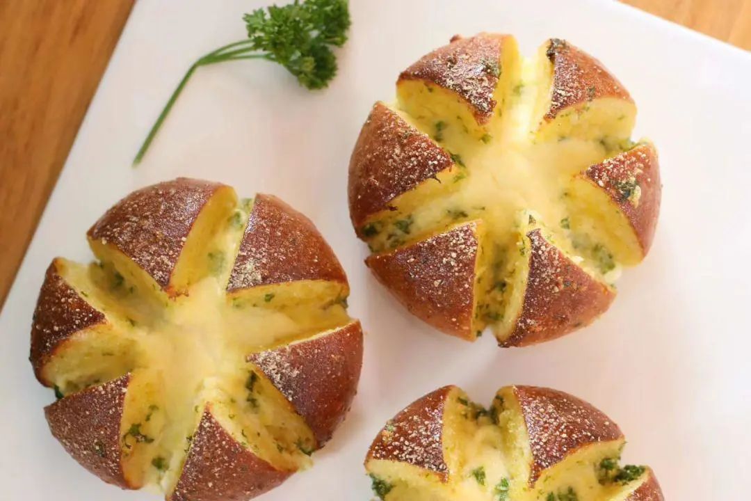 新晋网红:"蒜你狠"-蒜香奶酪包,超火安利!_面包