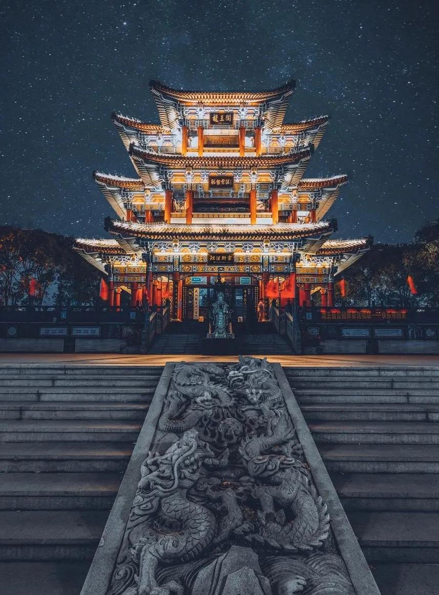 登楼远眺,一眼东湖秀色珞珈青峦,一眼琴台遗韵红楼倩影,既有历史遗产