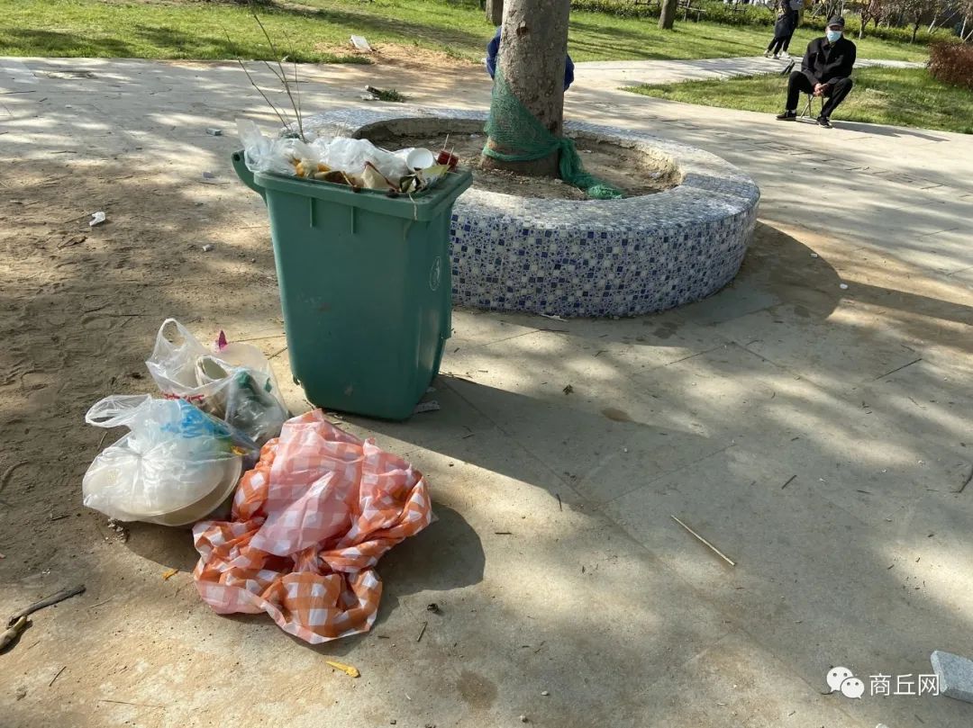 商丘古城风景美但是随意丢弃垃圾太碍眼