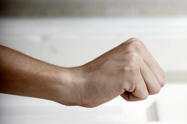 敲桌子表示鼓掌在德国如果在图书馆学习,刚进去映入眼帘的可能是一排