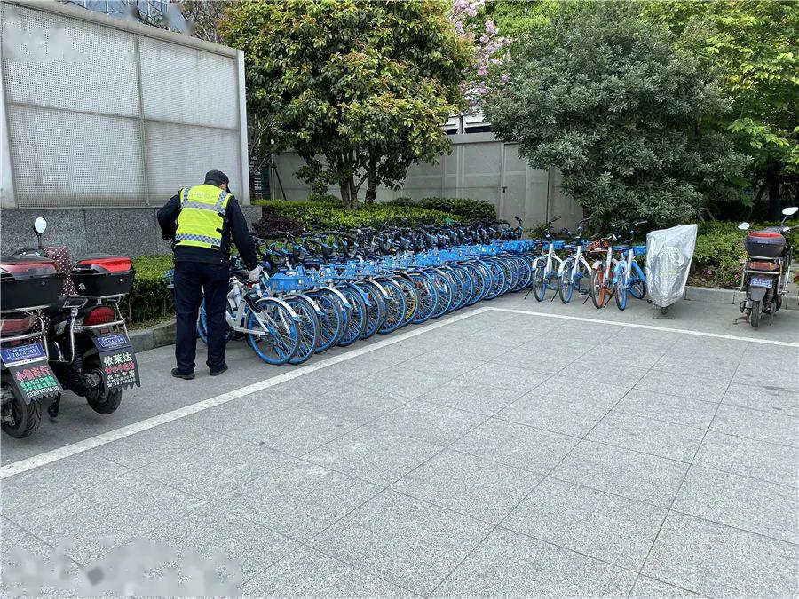 综合治理10号线紫藤路站集中整治非机动车乱停放现象