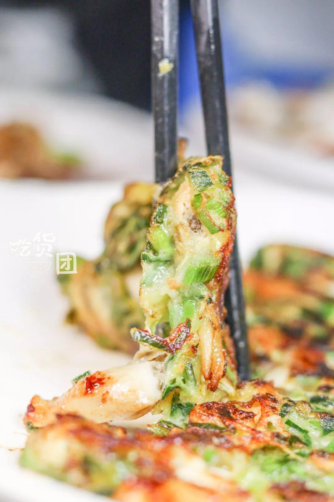 这份绿油油的蛏抱蛋加了我爱的韭菜整个蛋饼看起来更厚实了