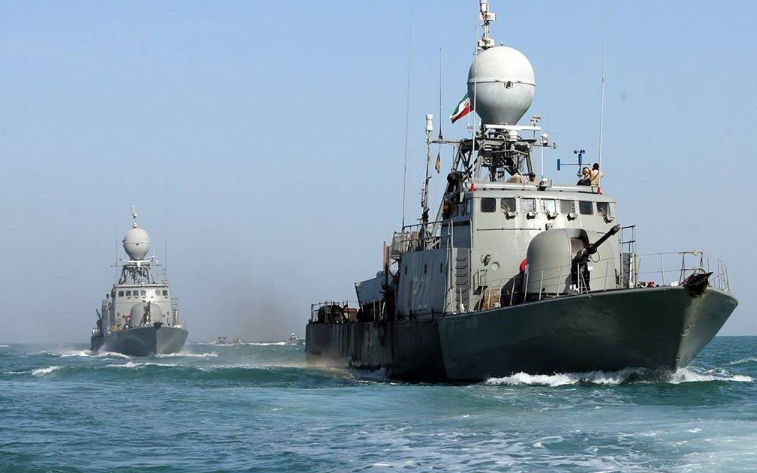 美军舰踢到铁板,遭伊朗11艘快艇夹击包围,美拉响警报紧急撤回
