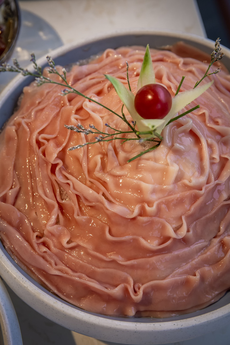 所有的食材摆盘相当精美,仪式感的环境一定要有,黄喉,毛肚,鹅肠必须从